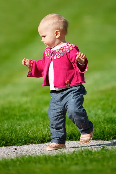 Bebê menina andando — Fotografia de Stock