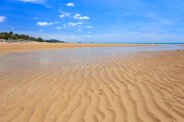 Низкий прилив на золотом песке — стоковое фото