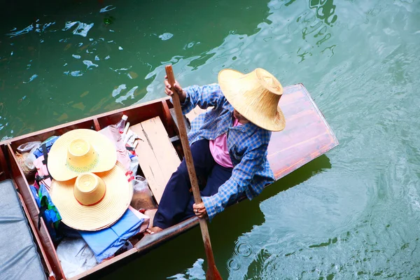 在泰国的传统浮动市场上的供应商 — 图库照片