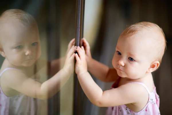 女の赤ちゃんの屋外のカジュアルな肖像画 — ストック写真