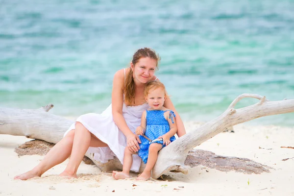 Mãe e sua filha na praia tropical — Fotografia de Stock