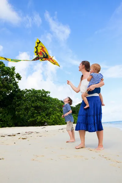 Mãe e seus dois filhos voando pipa — Fotografia de Stock