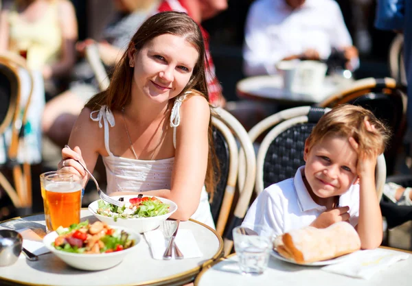 Mãe e filho almoçando no restaurante da calçada — Fotografia de Stock