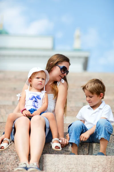 Familie genieten van zomerdag in stad — Stockfoto