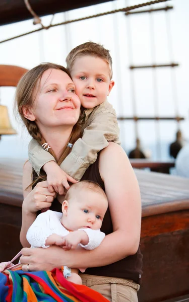 두 아이 들과 함께 행복 한 젊은 어머니 — 스톡 사진