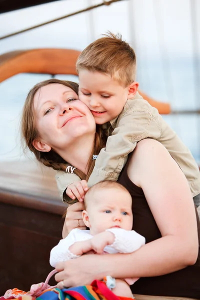 Mãe e filhos momento amoroso — Fotografia de Stock