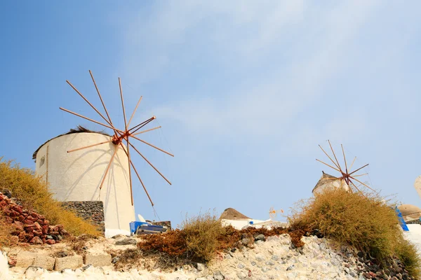 Vindmøller i Santorini Hellas – stockfoto