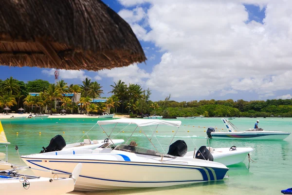 Barcos en el resort de playa tropical — Foto de Stock