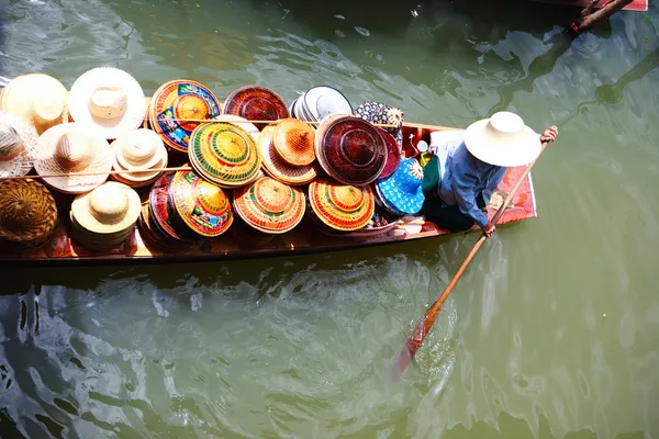 Fornecedor no mercado flutuante na Tailândia — Fotografia de Stock