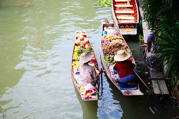 Deux vendeurs sur le marché flottant en Thaïlande — Photo