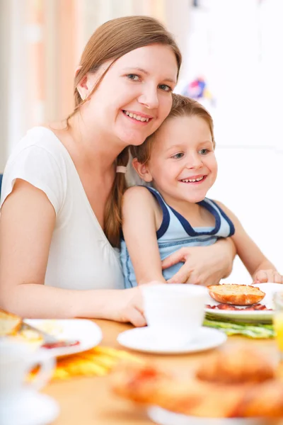 Madre e hijo desayunando —  Fotos de Stock