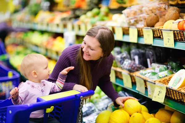 Família compra frutas no supermercado — Fotografia de Stock