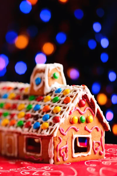 Lebkuchenhaus schön mit Bonbons dekoriert — Stockfoto