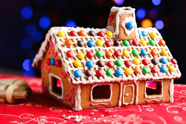 Lebkuchenhaus mit bunten Bonbons dekoriert — Stockfoto