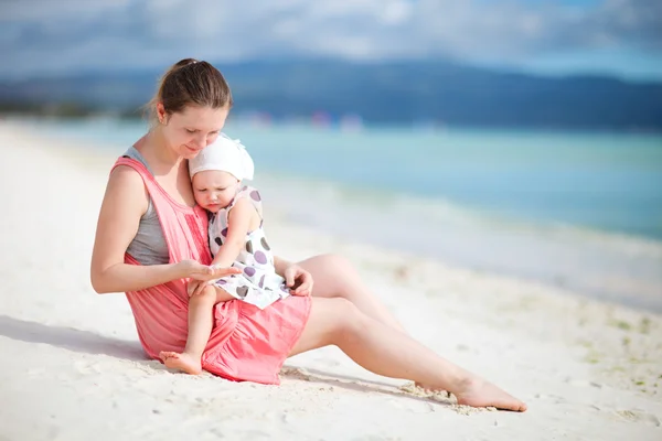 Μητέρα και κόρη στην τροπική παραλία — Φωτογραφία Αρχείου