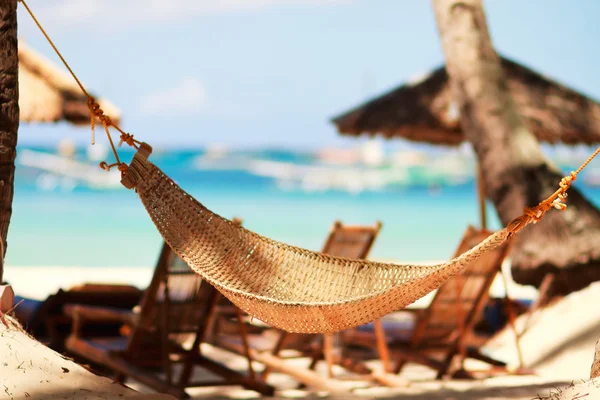 热带海滩上的吊床 — 图库照片
