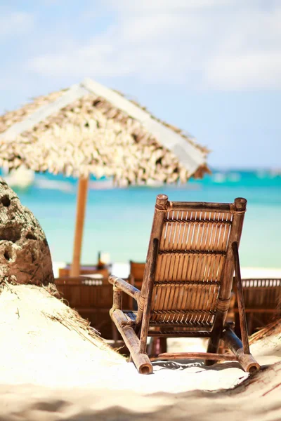 异国风情沙滩上的木制沙滩椅 — 图库照片