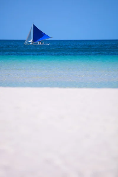 Praia de areia branca e barco — Fotografia de Stock