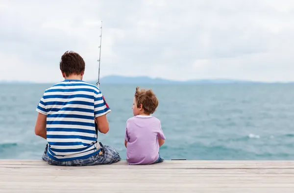 Baba ve oğul birlikte balık tutuyorlar. — Stok fotoğraf