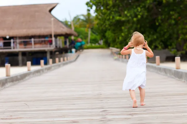 Маленькая девочка бежит на причале — стоковое фото
