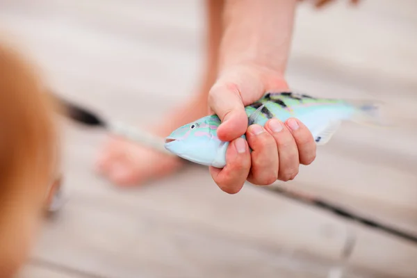 Balıkçı holding balık — Stok fotoğraf