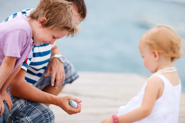 Father showing his kids a fish. — Stock Photo, Image
