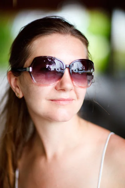 Vakker kvinne i solbriller – stockfoto