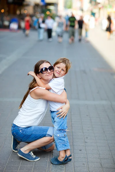 Мать и сын обнимаются — стоковое фото