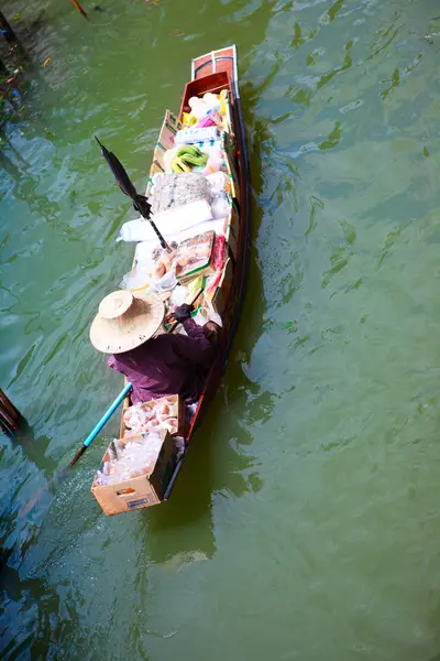 Vendor on floating market — Stock Photo, Image