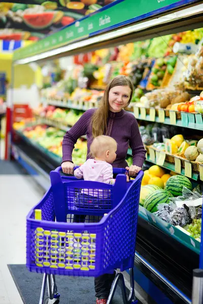 Mother with baby shopping in supermarket — Stock Photo, Image