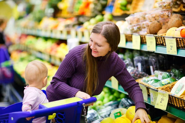 Matce dcera v supermarketu — Stock fotografie