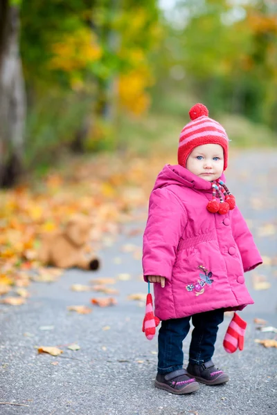 Kisgyermek lány szabadban őszi nap — Stock Fotó