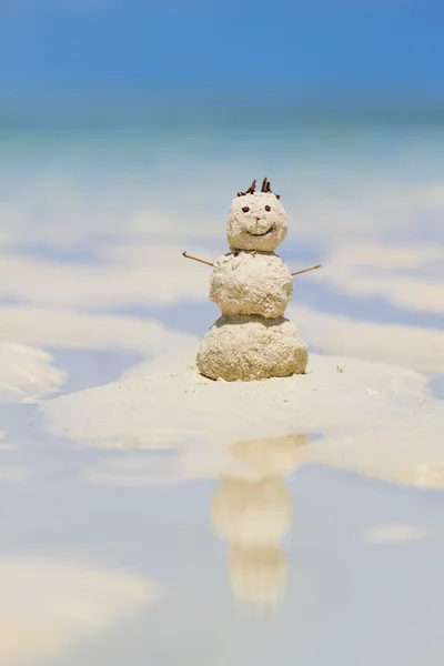 Homokból készült hóember a strandon — Stock Fotó