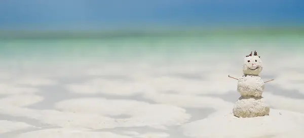 Sněhulák z písku na pláži — Stock fotografie