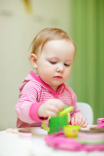 Дівчинка-малюк грає з іграшками — стокове фото