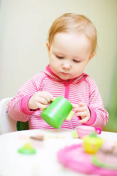 Batole dívka si hraje s hračkami — Stock fotografie