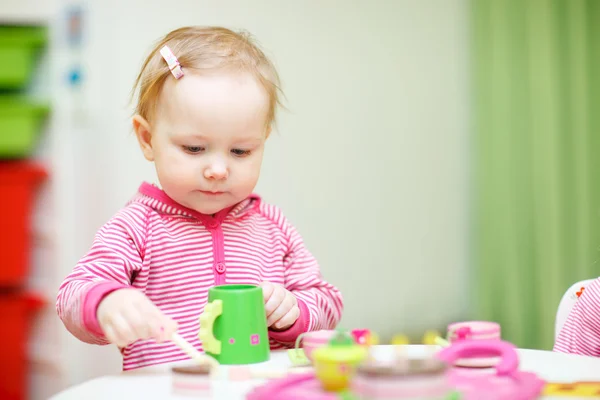 Maluch dziewczyna bawi sie z zabawki drewniane — Zdjęcie stockowe