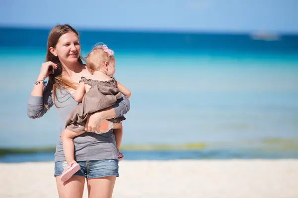 Moeder en dochter op tropische vakantie — Stockfoto
