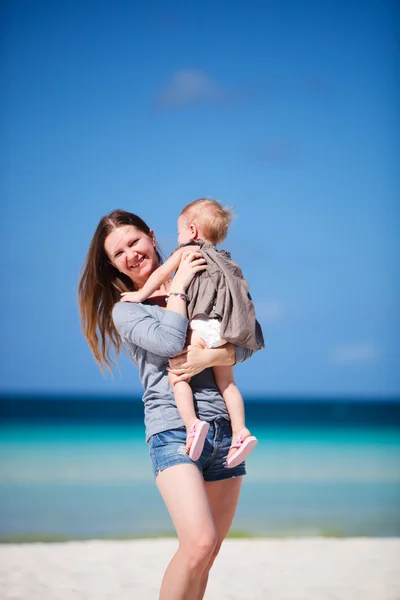 Madre con hija caminando en la playa — Foto de Stock