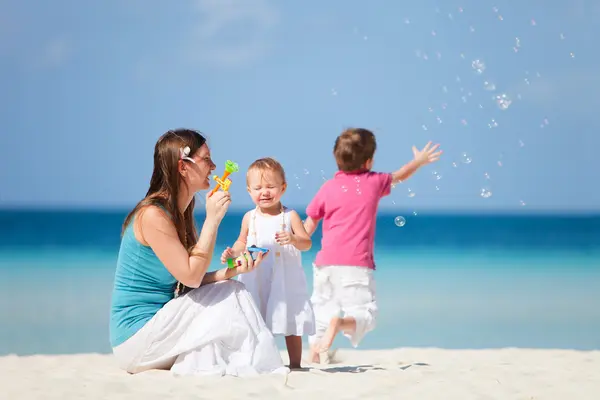 Familie maken zeepbellen — Stockfoto