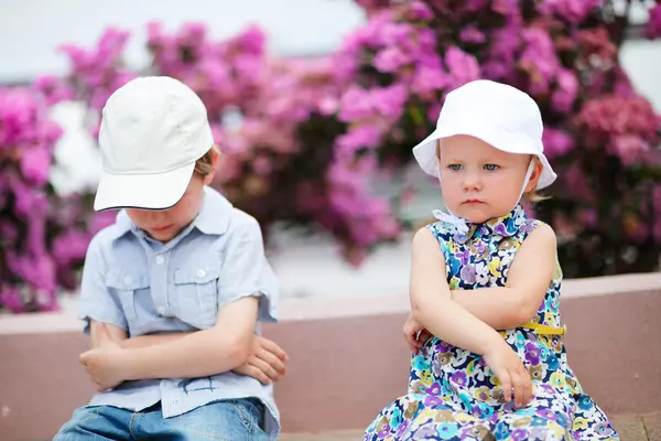 Deux enfants malheureux à l'extérieur — Photo