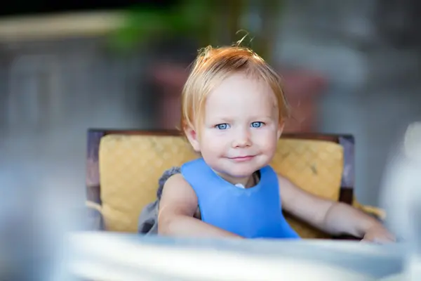 食事場面における幼児の女の子 — ストック写真
