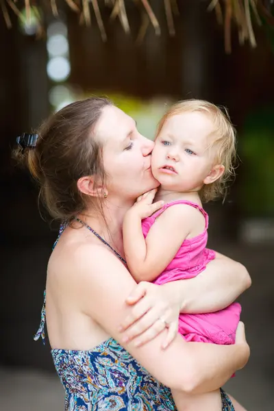 Anne küçük kızı öpüşme — Stok fotoğraf
