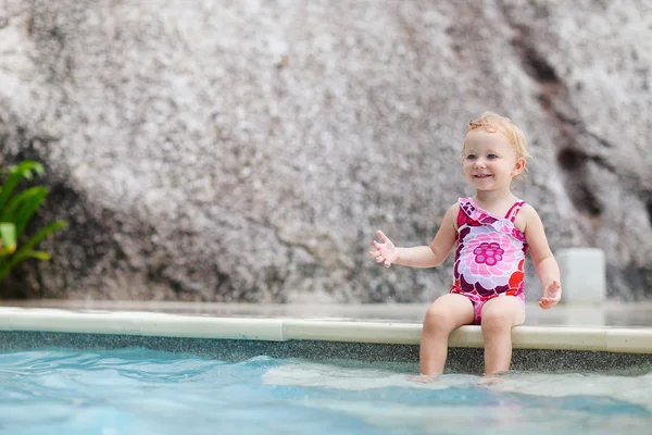 Toddler dziewczynka pryskającą wodą w basenie — Zdjęcie stockowe