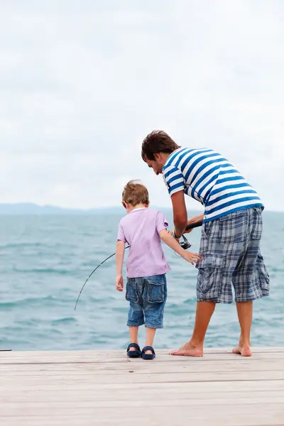 Baba ve oğul iskelesi Balık tutma — Stok fotoğraf