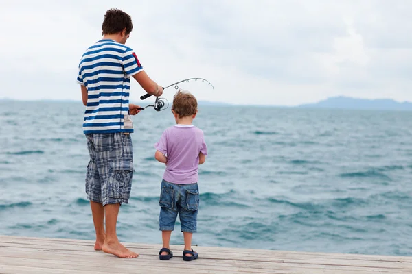 Отец и сын рыбалка — стоковое фото