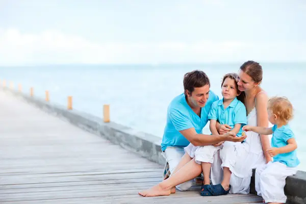 Young family of four outdoors — Stock Photo, Image