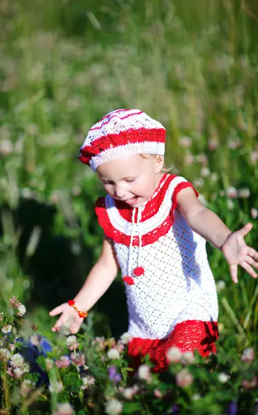 牧草地で陽気な幼児の女の子 — ストック写真