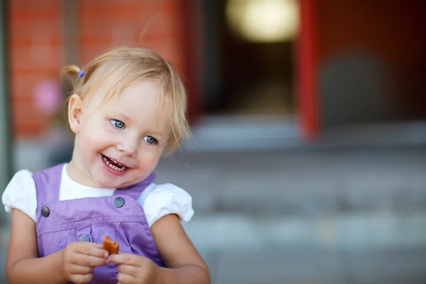 Retrato de menina brincalhão adorável — Fotografia de Stock