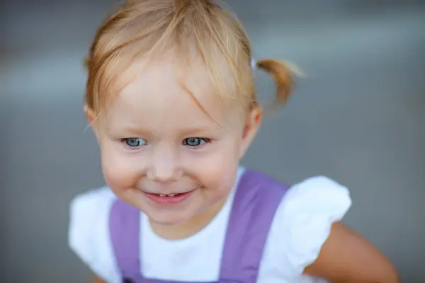 Close-up retrato de adorável brincalhão menina — Fotografia de Stock